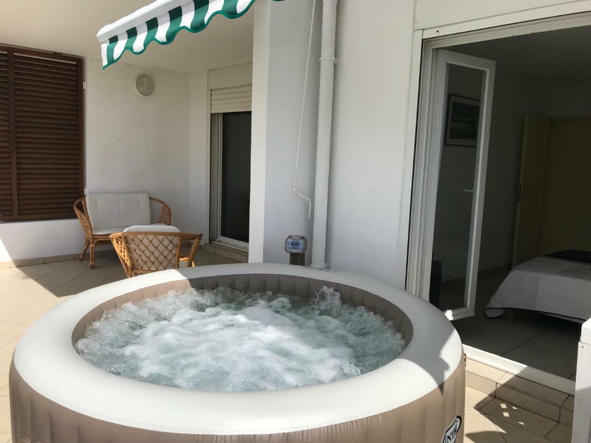 Meuble Homard Avec Jacuzzi Et Vue Mer Saint-Gilles-les-Bains Exterior foto