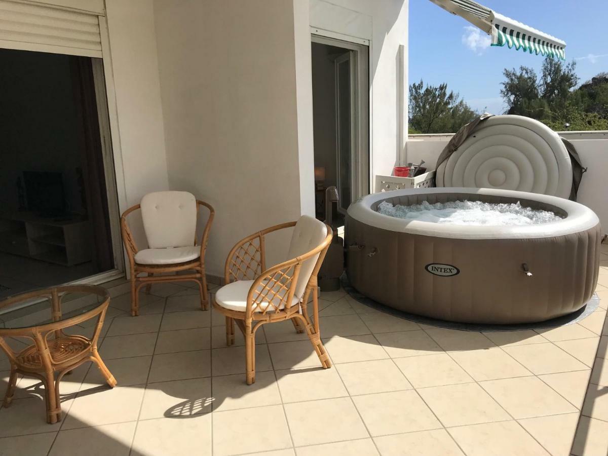 Meuble Homard Avec Jacuzzi Et Vue Mer Saint-Gilles-les-Bains Exterior foto